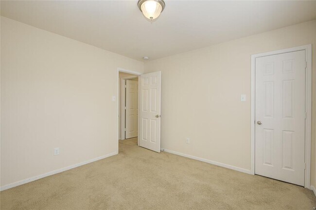 Building Photo - 2111 Denridge Dr