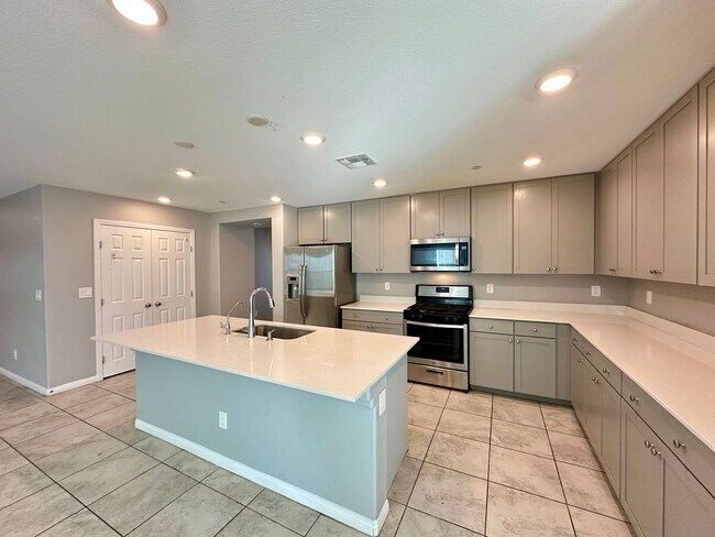 Building Photo - Montecito 60