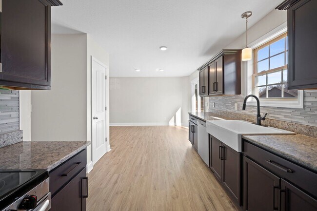 Building Photo - 1385 Sussex Dr