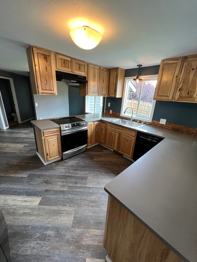 Building Photo - 610-612 12th St NE