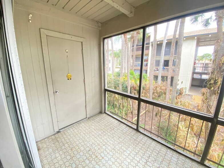 Building Photo - 584 Orange Dr