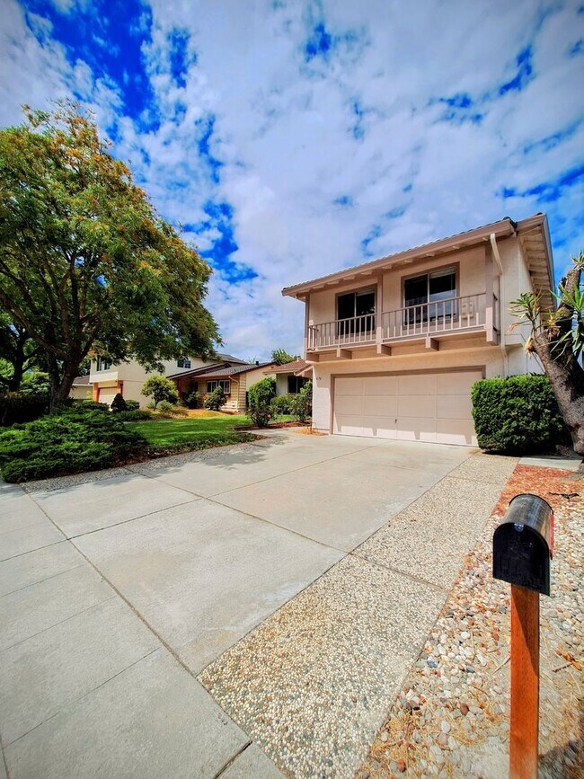 Building Photo - Spacious 4bd Tri-Level Home w/Central Heat...