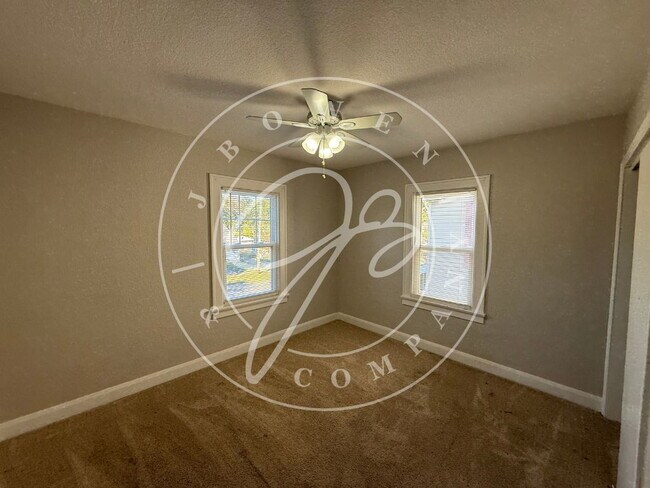 Building Photo - 2037 Berdan Ave