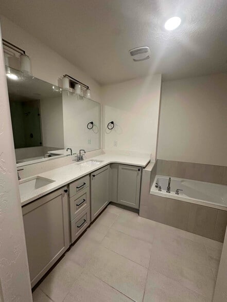 Building Photo - 615 E 360 S