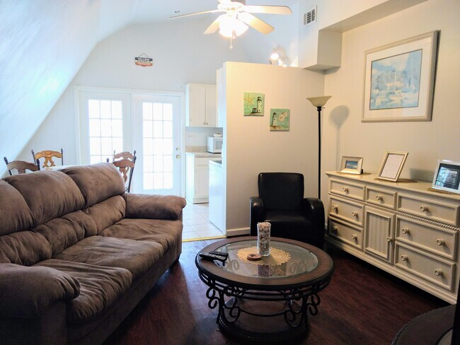 livingroom - 4633 S Wilson Blvd