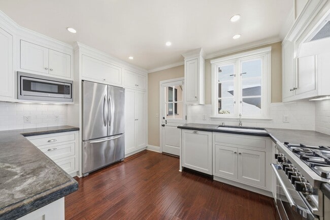 Building Photo - 1520 Miramar Dr