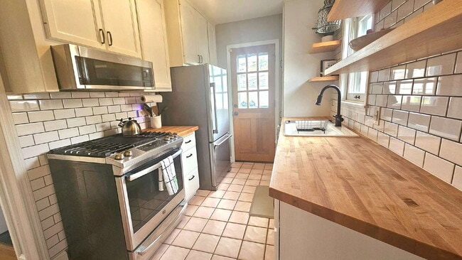 Building Photo - "Charming 3-Bed Oasis in Minneapolis – Spacious 1802 Sq Ft with 2 Full Baths!"