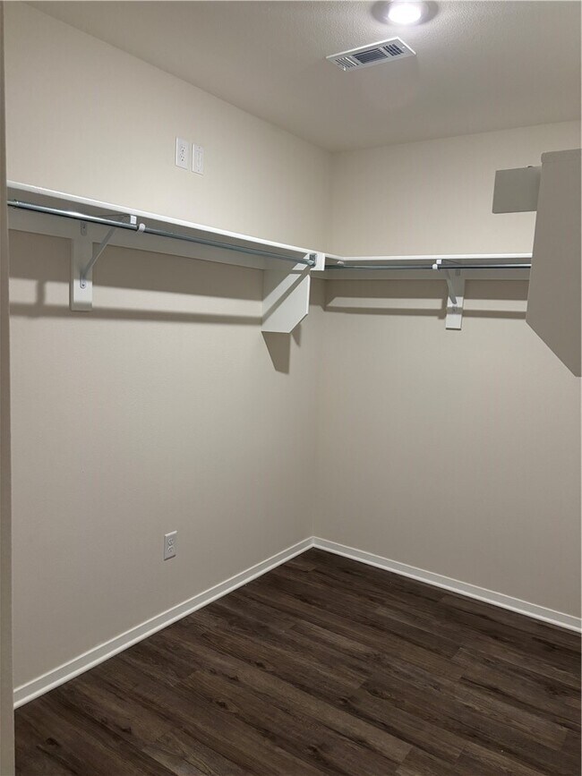 Building Photo - 6608 NW Altus St