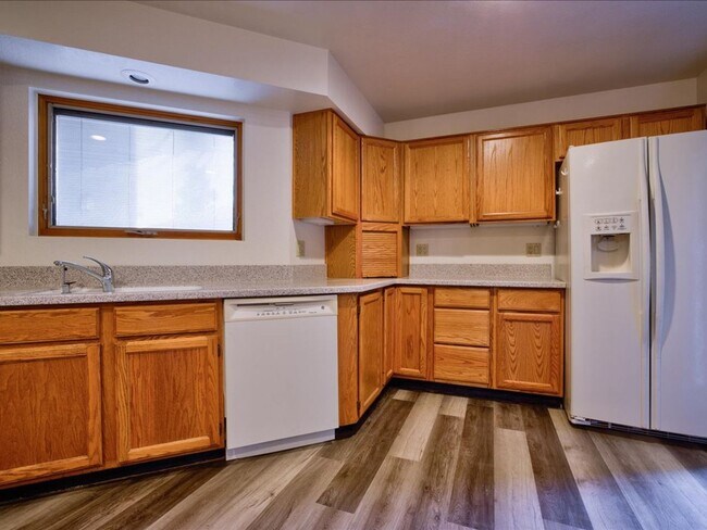 Building Photo - 3 Bedroom 2 Bathroom with Community Pool!!
