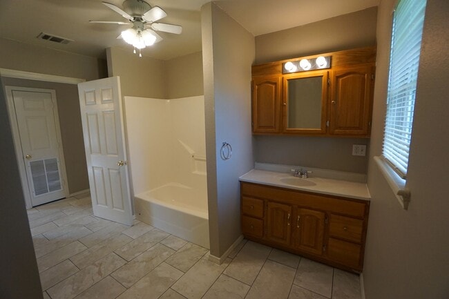 Building Photo - 3 Bed 2 Bath Total Electric House