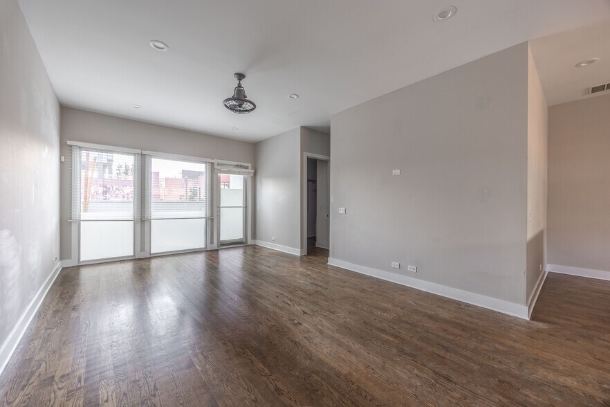 Building Photo - 1008 W Lake St