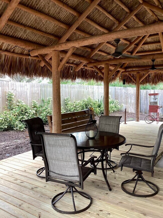 Building Photo - 23 Highland Dr SW