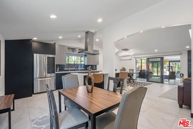 Building Photo - 20412 Oxnard St