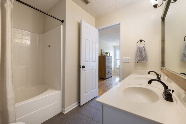 Building Photo - Single Family Home For Lease