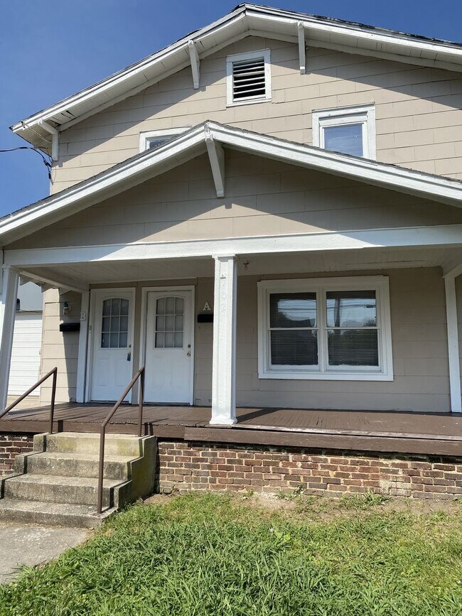 One Bedroom apartment near UNCG for rent 702B Silver Ave Greensboro