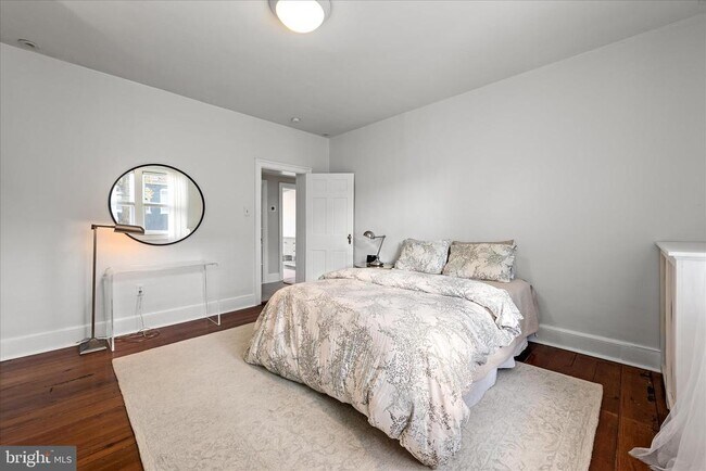 Building Photo - 320 S Loudoun St