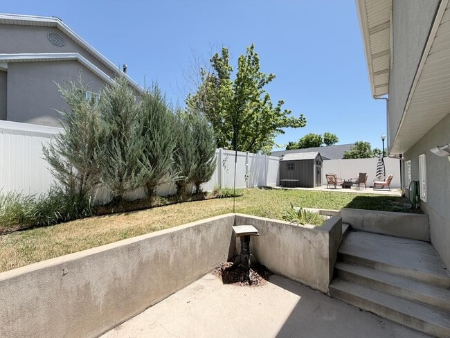 Building Photo - 1410 N 550 W St