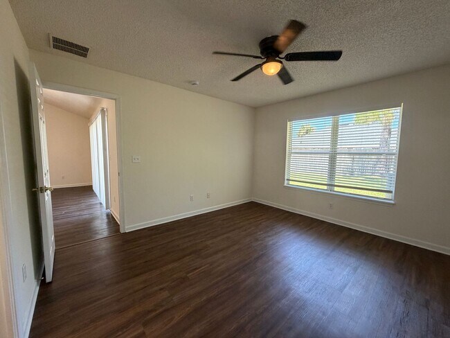 Building Photo - Comfort, Convenience & a Fresh Start in Palm Coast!