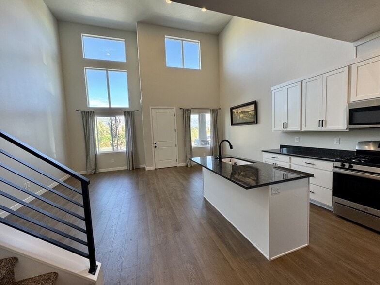 Building Photo - 476 S 700 W