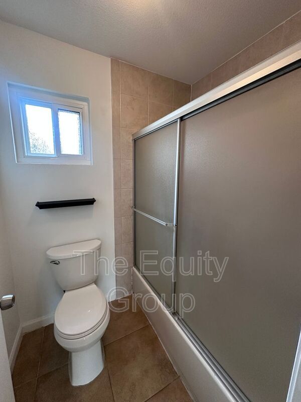 Building Photo - 534 Ash St