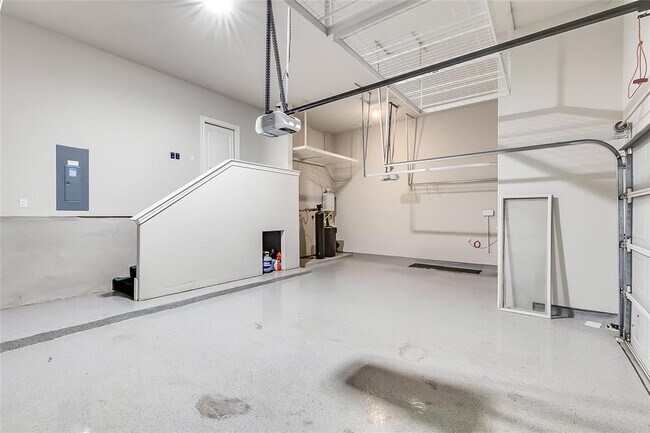 Building Photo - 5520 La Canada Wy