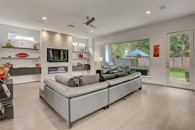 Building Photo - 4806 Wedgewood Dr