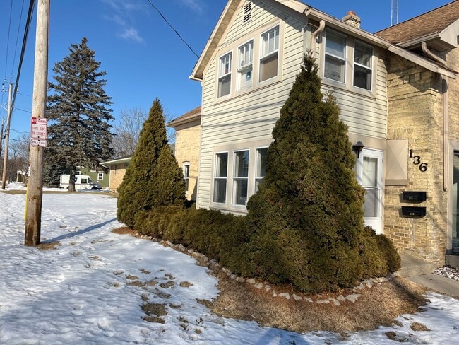 Building Photo - 136 N Dewey Ave