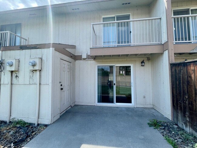 Building Photo - Updated Townhome, Short Commute to Hanford...