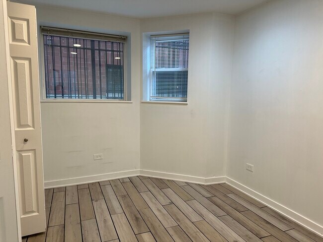 Building Photo - 2620 N Wilton Ave
