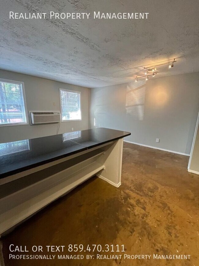 Building Photo - 468 N. Limestone-10