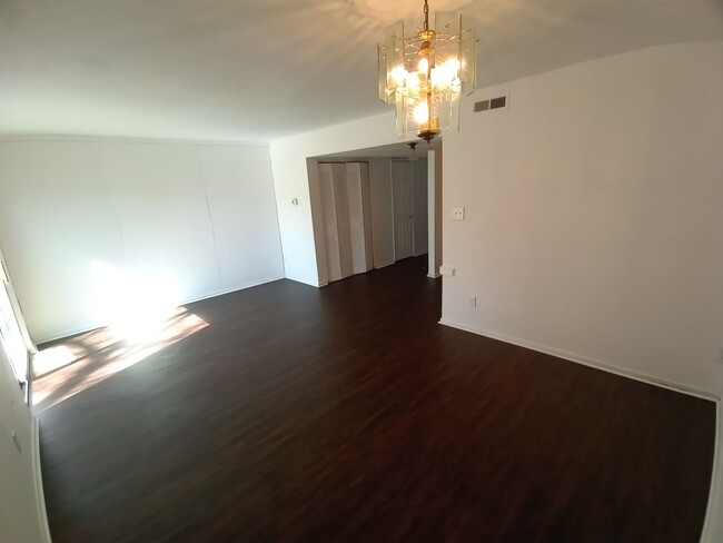 Building Photo - 3 bedroom, 1.5 bathroom Townhouse in Virgi...