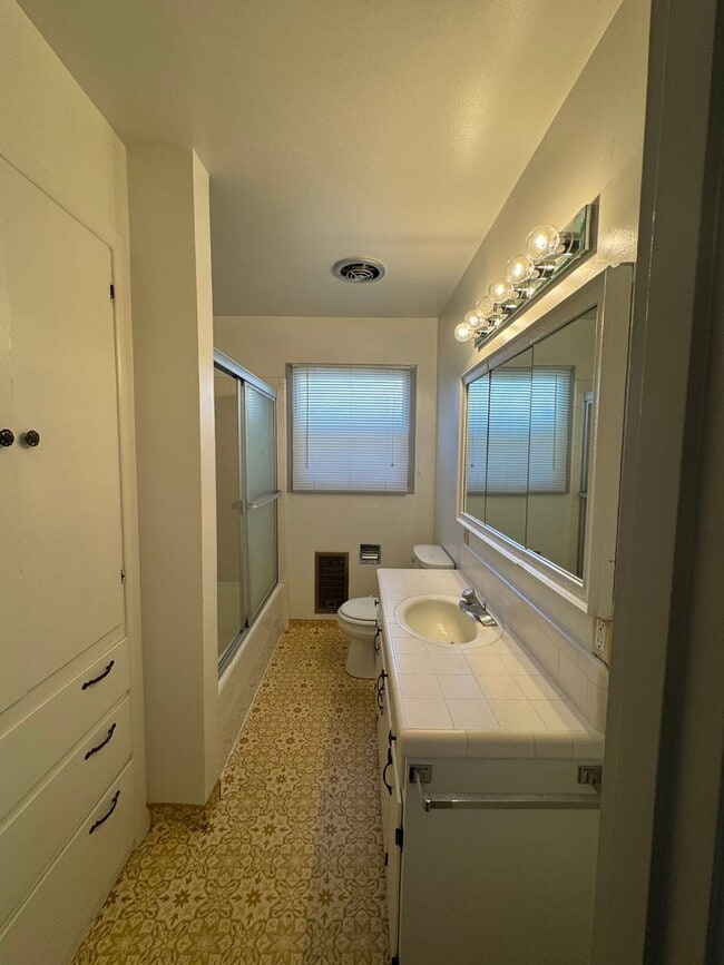 Building Photo - 2 bed 1 bath with large attached garage and fenced yard