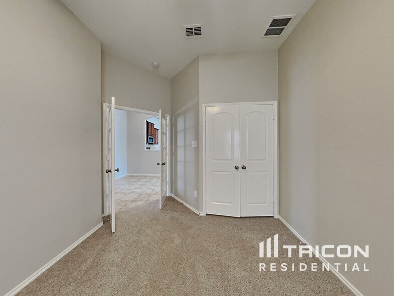 Building Photo - 307 Hawthorn Dr