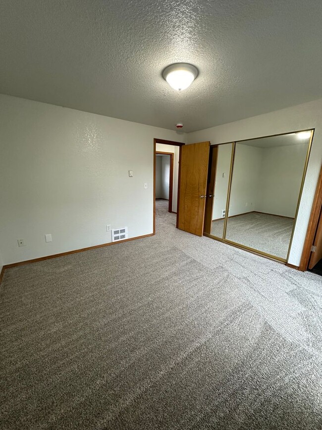 Building Photo - Beautiful Remodeled 3 Bed Room 1 and 3/4 B...