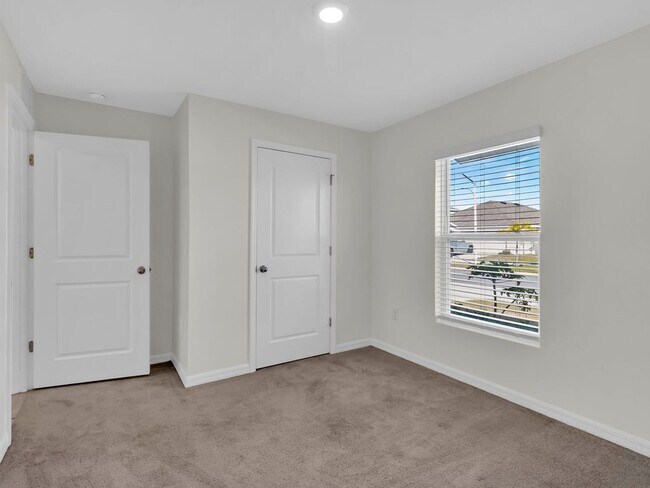 Building Photo - Beautiful 4 bedroom 2 bathroom Single Family House! Like new!