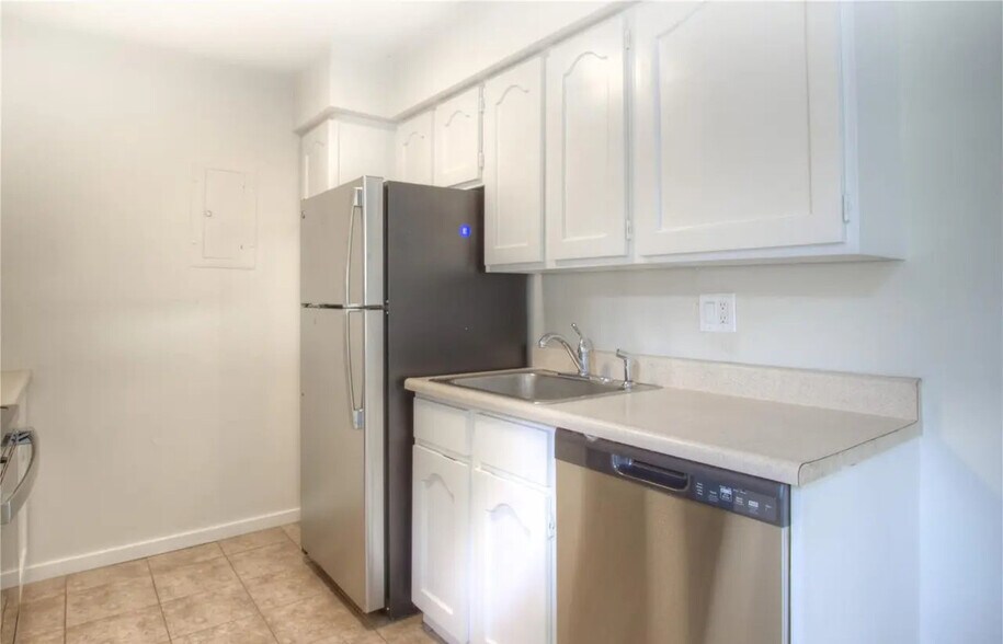 Building Photo - 10150 E Virginia Ave