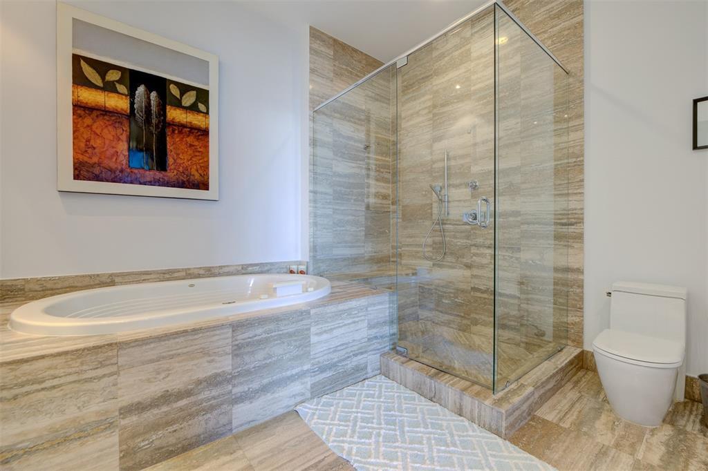 Building Photo - 15901 Collins Ave