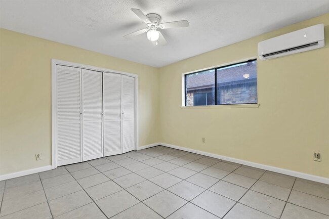 Building Photo - 9842 Pinehurst St