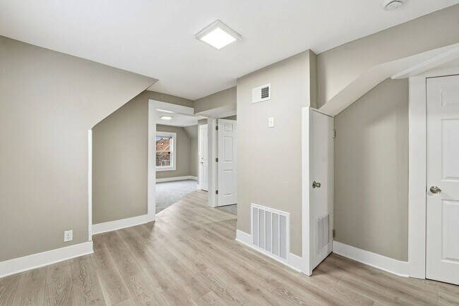 Building Photo - 1217 N Harding Ave