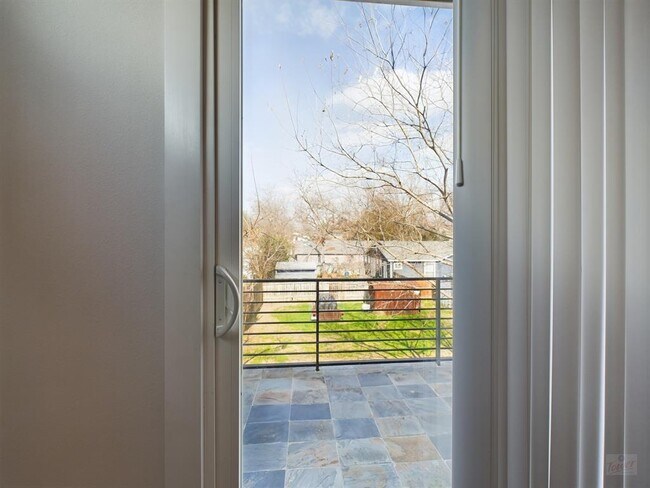 Building Photo - 1402 W 51st St