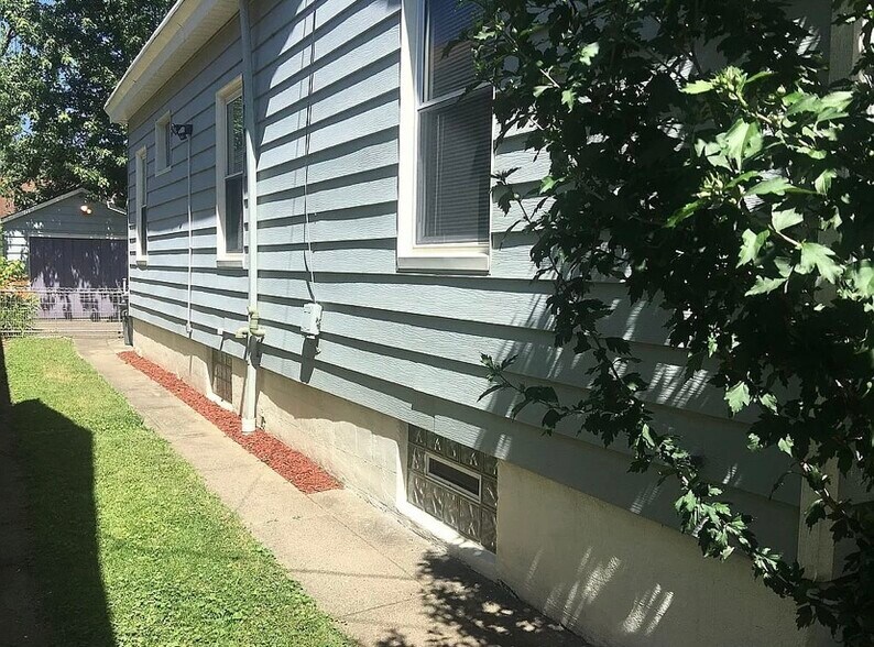 Building Photo - 5251 Warren Ave