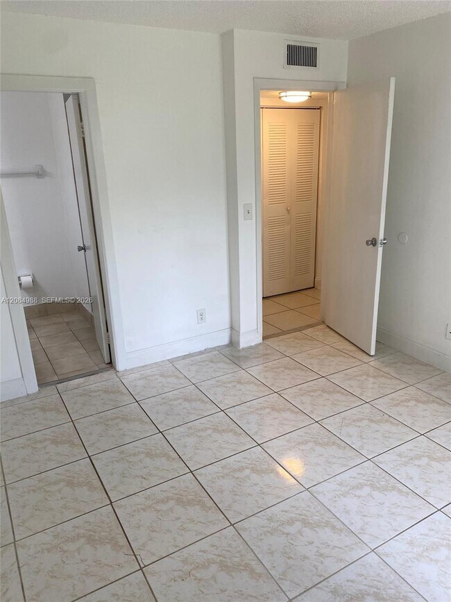 Building Photo - 3016 Coral Ridge Dr