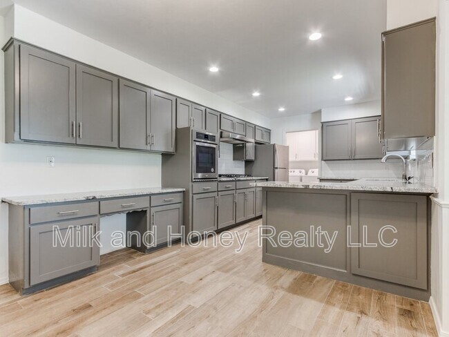 Building Photo - 3004 Kent Dr