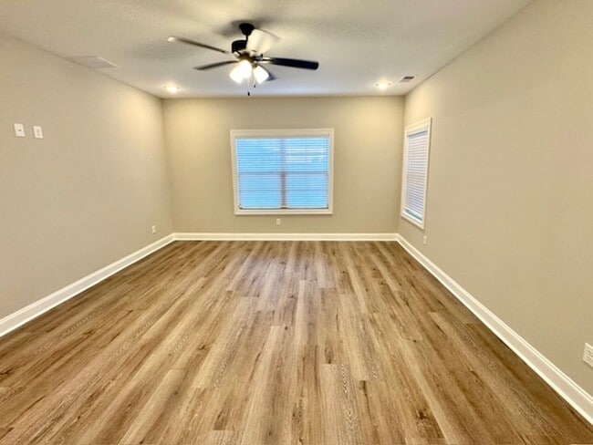 Building Photo - TuckerView570