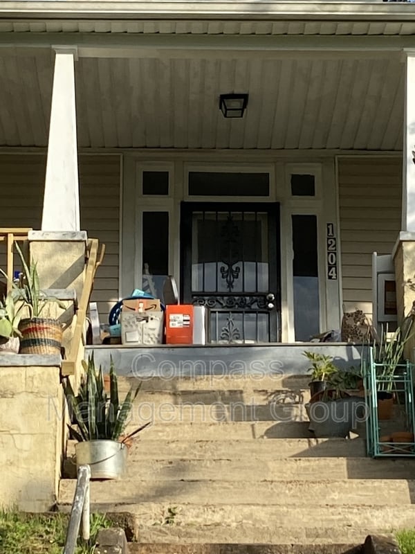 Building Photo - 1204 Valley Dr SW