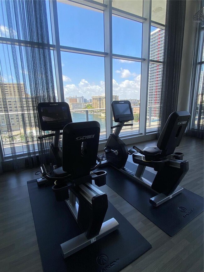 Building Photo - 4010 S Ocean Dr