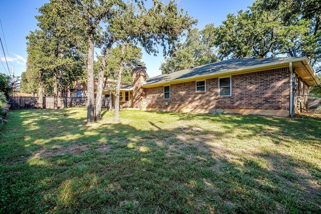 Building Photo - Amazing 4 Bedroom 2, Bath Home in Desirabl...