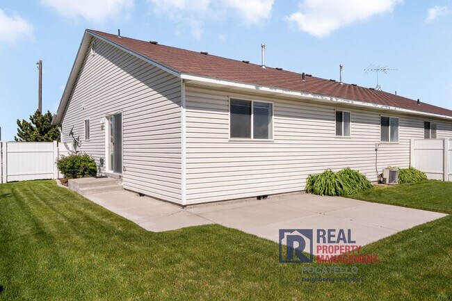Building Photo - 4330 Henderson Ln