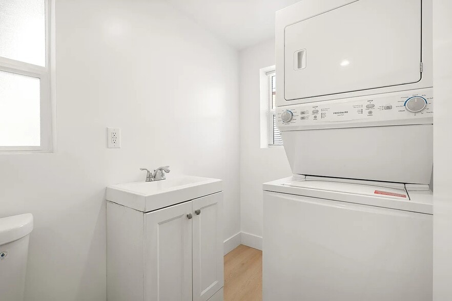 Building Photo - 619 W Kelso St