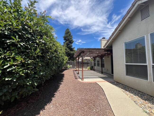 Building Photo - Spacious Single Story 3 Bd, 2 Ba Home in S...
